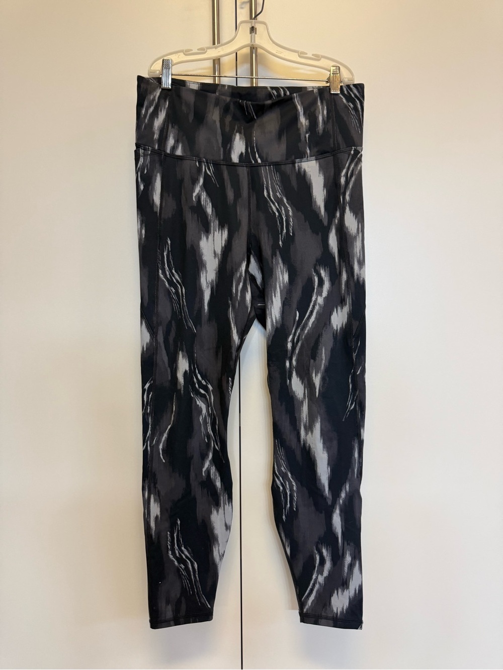 All in Motion L Black Gray Printed High Rise Leggings Side Pockets
